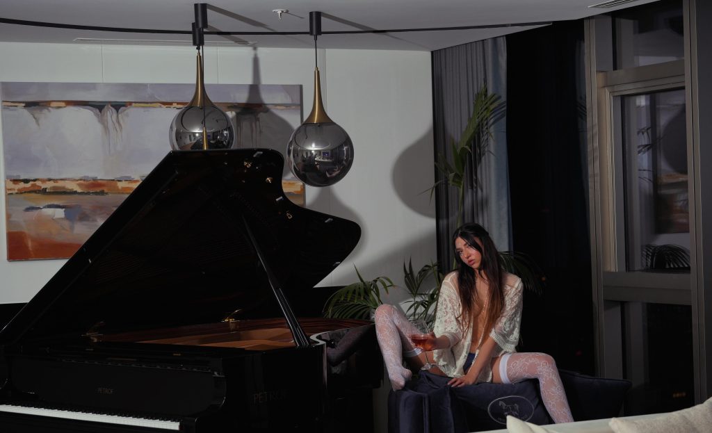 Rüya Kesikoğlu: Işığın Peşinde Bir Moda Yolculuğu