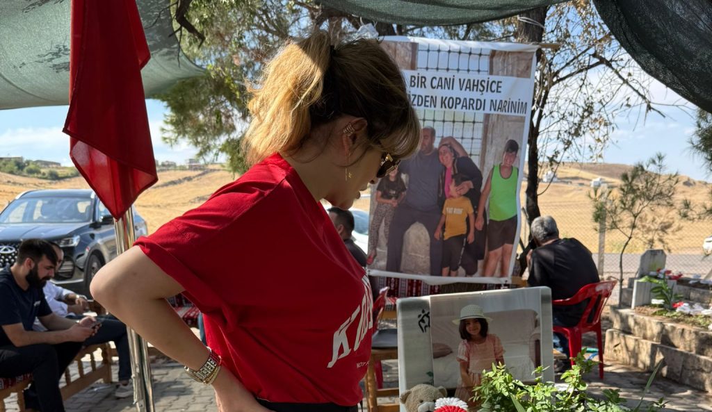 NARİN’İN KABRİNDE GÖZYAŞLARINI TUTAMADI