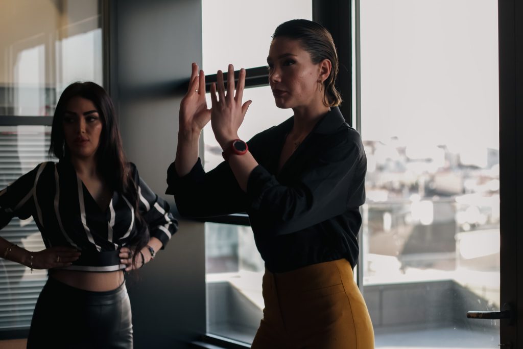 Podyumun Ötesinde Bir Güç, Kameranın Ardında Bir Rehber