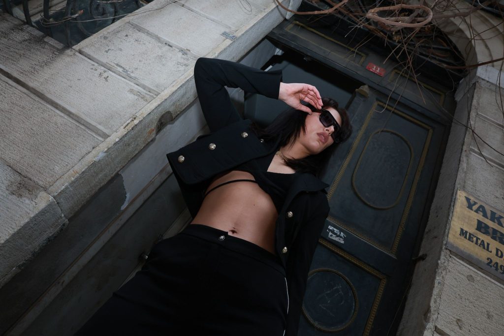 Burcu Şeritoğlu’nun Yükselişi Dikkat Çekiyor: Moda ve Ekran Arasında Dengeli Bir Yolculuk