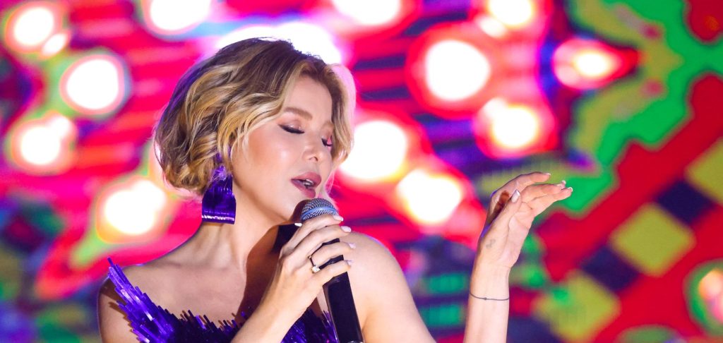 Gülben Ergen İstanbul Sahnesinde Göz Kamaştırdı