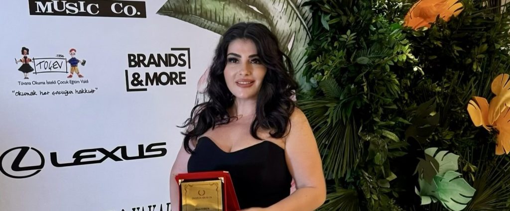 Ebru Torun’dan Gecede Dikkat Çeken Mesaj! Başarı Ödülü ve Doğum Günü Sürprizi Bir Arada