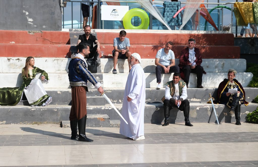 Adana Şivesiyle Hamlet Sosyal Medyayı Salladı! Kıyma: Hain Eşer Kendi Düşer 12 Haziran’da Vizyonda