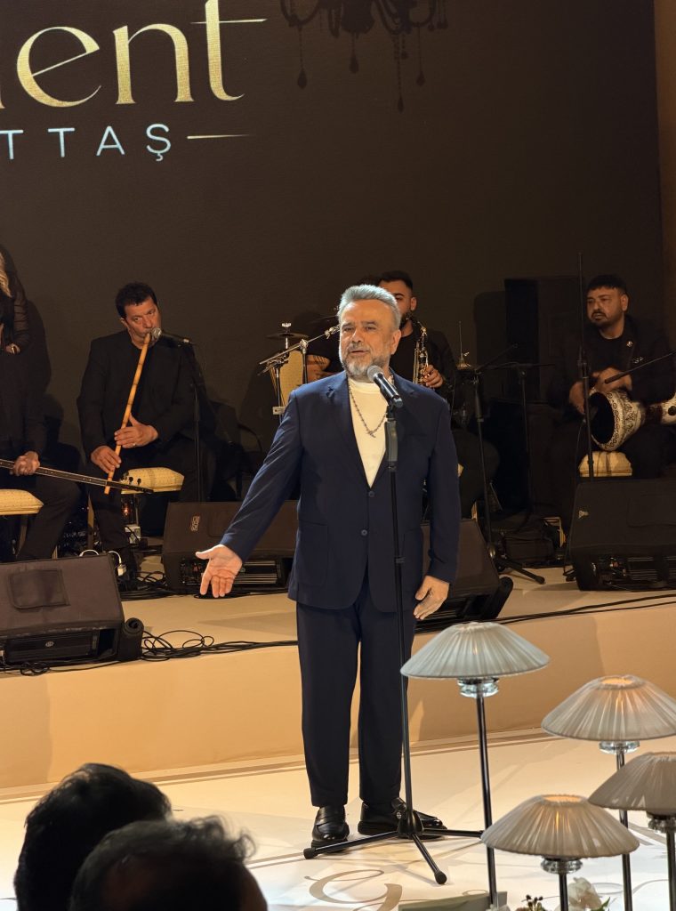 Bülent Serttaş’tan Bayram Sürprizi! Yeni Şarkısını İstek Üzerine 4 Kez Söyledi
