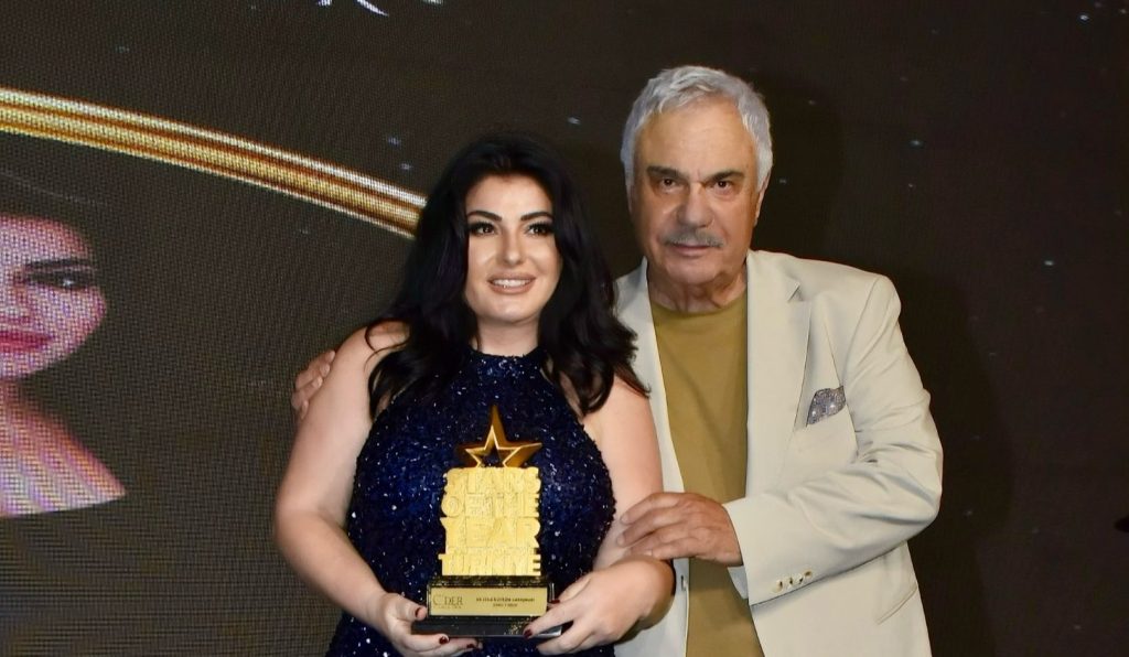 Ebru Torun’a Ödülünü Halil Ergün Verdi