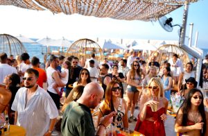 Ülfet Beach Club, 2026 Yaz Sezonuna OMNYA Konseriyle Merhaba Dedi