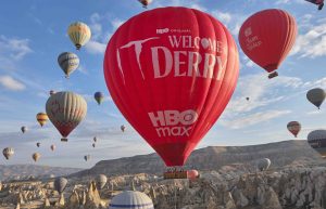 HBO Max’in Kapadokya’daki Kırmızı Balonu Sokak Hayvanları İçin Sıcak Yuvalara Dönüştü