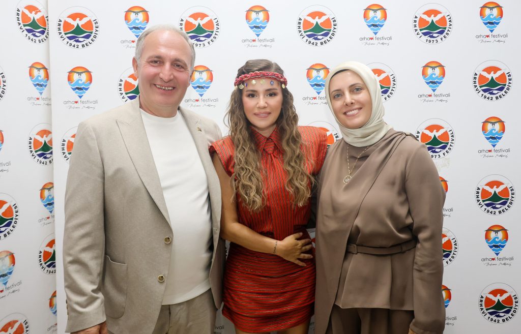 Arhavi Halkı Onu Seçti, Merve Özbey Sahneyi Devraldı: Yeni Şarkı Müjdesi Geldi